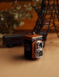 Mini model dvouoké zrcadlovky s LED svítilnou hnědý