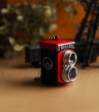 Mini model dvouoké zrcadlovky s LED svítilnou červený