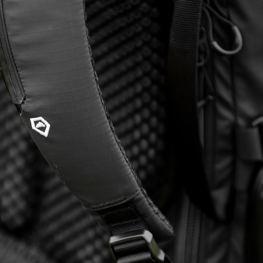 Turistický fotobatoh Wandrd Fernweh M/L Black Photo Bundle