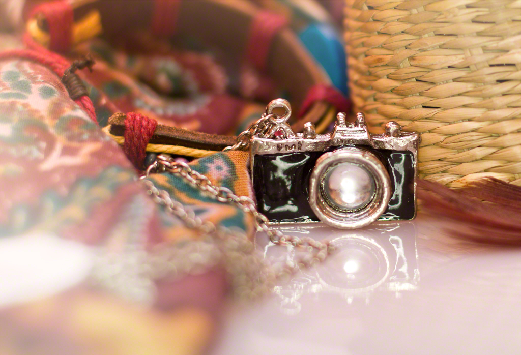 Retro přívěsek na krk fotoaparát černý