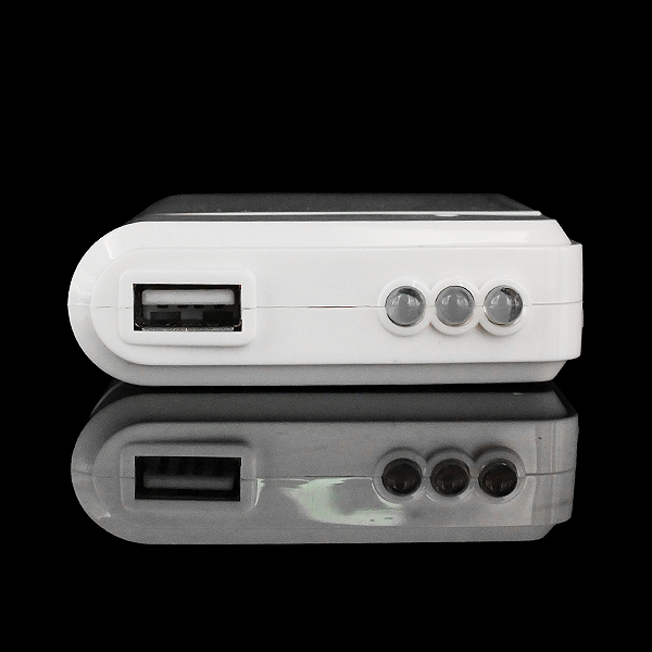 Přenosná nabíječka 4AA na USB