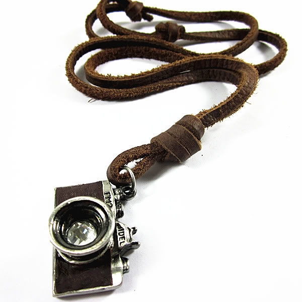 Přívěsek fotoaparát na kůži