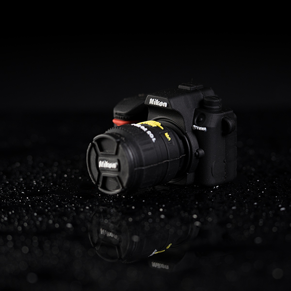 USB klíčenka ve tvaru fotoaparátu Nikon o kapacitě 4GB