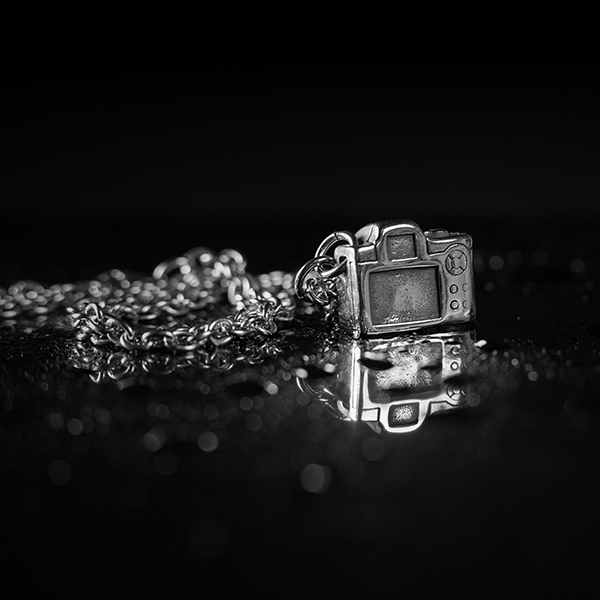 Propracovaný přívěsek na krk ve tvaru fotoaparátu