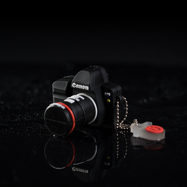 USB klíčenka ve tvaru fotoaparátu Canon o kapacitě 8GB
