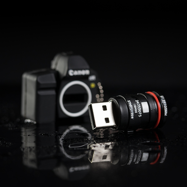 USB klíčenka ve tvaru fotoaparátu Canon o kapacitě 32GB