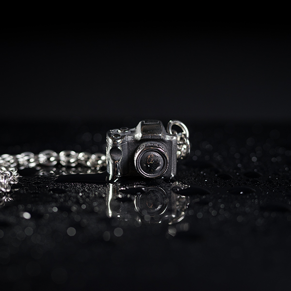 Propracovaný přívěsek na krk ve tvaru fotoaparátu