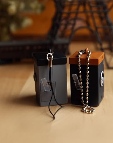 Mini model dvouoké zrcadlovky s LED svítilnou hnědý