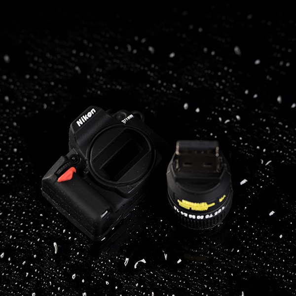 USB klíčenka ve tvaru fotoaparátu Nikon o kapacitě 16GB
