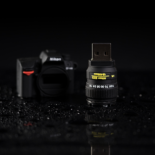 USB klíčenka ve tvaru fotoaparátu Nikon o kapacitě 32GB