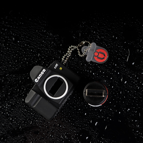 USB klíčenka ve tvaru fotoaparátu Canon o kapacitě 64GB