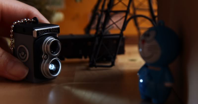 Mini model dvouoké zrcadlovky s LED svítilnou hnědý