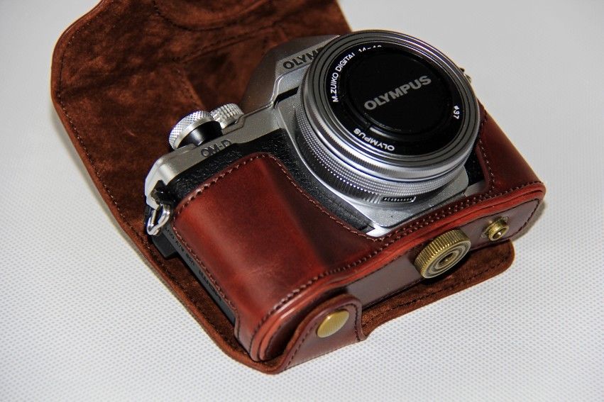 Kožené pouzdro pro OLYMPUS OM-D E-M10 MARK II tmavě hnědé