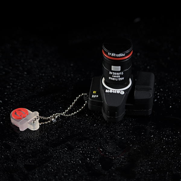 USB klíčenka ve tvaru fotoaparátu Canon o kapacitě 64GB