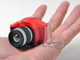 Mini fotoaparát modrý jako přívěsek a LED svítilna 