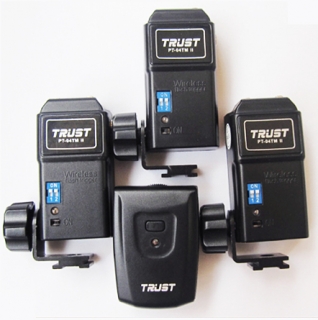 Dálkový bezdrátový odpalovač blesku PT-04TM s třemi přijímači