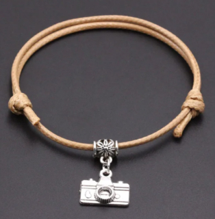 Stylový náramek na ruku s přívěskem fotoaparátu, světle hnědý